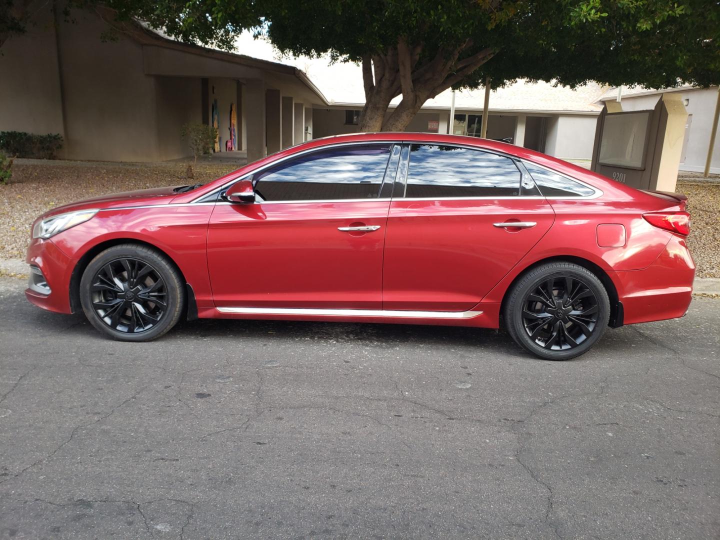 2015 /gray and black Hyundai Sonata sport 2.0t (5NPE34AB7FH) with an 2.0L L4 DOHC 16V engine, 4-Speed Automatic transmission, located at 323 E Dunlap Ave., Phoenix, AZ, 85020, (602) 331-9000, 33.567677, -112.069000 - Photo#6